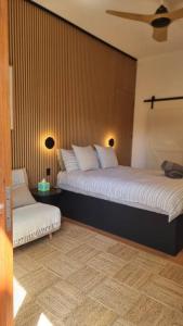 Katil atau katil-katil dalam bilik di Alcorn Garden Studio - Dog friendly 2 mins walk to beach +4 gambar