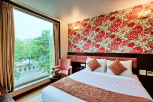 Postel nebo postele na pokoji v ubytování Rosemallow Hotel New Delhi