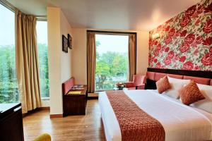 Postel nebo postele na pokoji v ubytování Rosemallow Hotel New Delhi