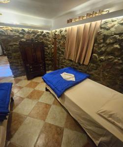Uma cama ou camas num quarto em Rocky House