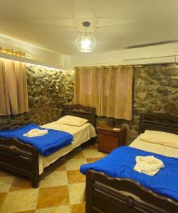 Uma cama ou camas num quarto em Rocky House