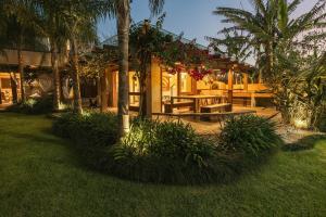 a house with a picnic table in a yard at Santi Sabai Ibira - Um Refúgio às Margens da Lagoa in Imbituba +64 photos