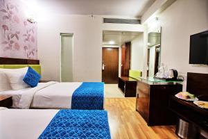 Postel nebo postele na pokoji v ubytování Rosemallow Hotel New Delhi