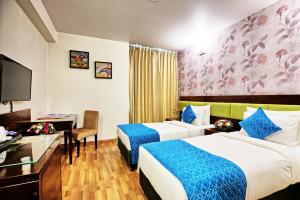 Postel nebo postele na pokoji v ubytování Rosemallow Hotel New Delhi