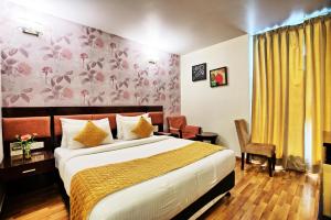 Postel nebo postele na pokoji v ubytování Rosemallow Hotel New Delhi