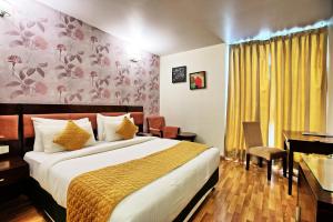 Postel nebo postele na pokoji v ubytování Rosemallow Hotel New Delhi