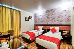 Postel nebo postele na pokoji v ubytování Rosemallow Hotel New Delhi