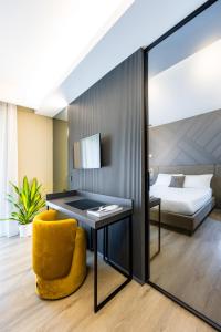 MH SUITES Plebiscito的电视和/或娱乐中心