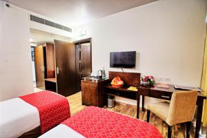 TV a/nebo společenská místnost v ubytování Rosemallow Hotel New Delhi