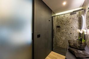 MH SUITES Plebiscito的一间浴室