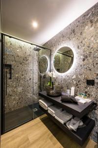 MH SUITES Plebiscito的一间浴室
