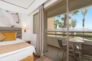 Postel nebo postele na pokoji v ubytování Dunes d'Or Ocean Club + 37 fotografií