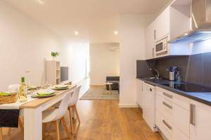 Kuchyň nebo kuchyňský kout v ubytování Beach garden apartment