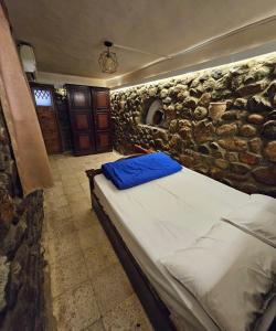 Uma cama ou camas num quarto em Rocky House
