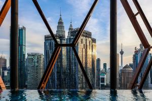 Kolam renang di atau di dekat Scarletz Suites KLCC by GB