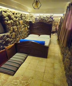 Uma cama ou camas num quarto em Rocky House