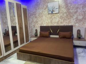 Un dormitorio con una cama grande en una habitación. en House & Food, en Thiès
