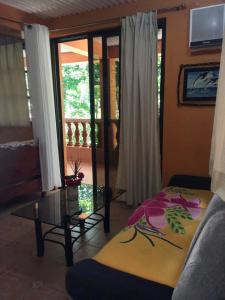 een woonkamer met een bank en een salontafel bij Swahili apartelle in Boracay