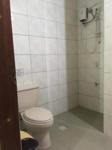 een badkamer met toilet en douche bij Swahili apartelle in Boracay