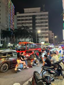 eine Gruppe von Menschen, die auf einer belebten Straße Motorrad fahren in der Unterkunft TÙNG LÂM HOTEL in Hạ Long + 15 Fotos