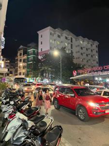 eine Gruppe von Motorrädern, die nachts auf einer Stadtstraße geparkt werden in der Unterkunft TÙNG LÂM HOTEL in Hạ Long