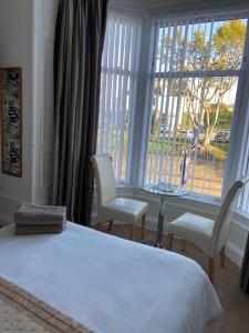 Postel nebo postele na pokoji v ubytování Belhaven Private Hotel