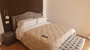 a large bed in a room with a sqor at La Corte dei Filangieri in Candida