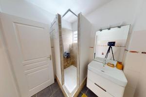 un bagno con un water e una porta bianca di Appartement face à la mer 2 chambres a Le Diamant