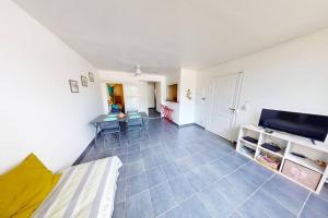 TV o dispositivi per l'intrattenimento presso Appartement face à la mer 2 chambres