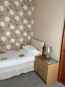 Postel nebo postele na pokoji v ubytování Belhaven Private Hotel