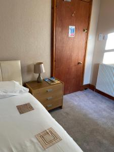 Postel nebo postele na pokoji v ubytování Belhaven Private Hotel