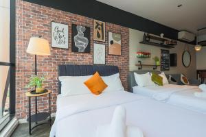 Tempat tidur dalam kamar di Scarletz Suites KLCC by GB