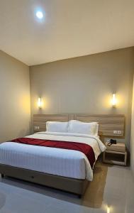 Postel nebo postele na pokoji v ubytování Sunflower Hotel Syariah near Juanda Airport