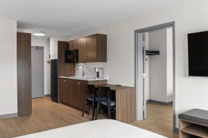 Kuchyň nebo kuchyňský kout v ubytování Days Inn by Wyndham Steinbach