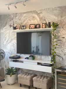 Μια τηλεόραση ή/και κέντρο ψυχαγωγίας στο Apartamento Aconchego