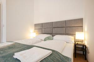 Amazing 2BR Shared Apt Only 7 Min to Wiener Stadthalle客房内的一张或多张床位
