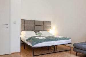 Amazing 2BR Shared Apt Only 7 Min to Wiener Stadthalle客房内的一张或多张床位