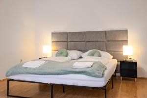Amazing 2BR Shared Apt Only 7 Min to Wiener Stadthalle客房内的一张或多张床位
