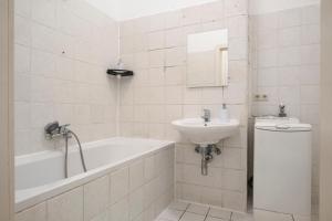 维也纳Amazing 2BR Shared Apt Only 7 Min to Wiener Stadthalle的带水槽、浴缸和马桶的浴室