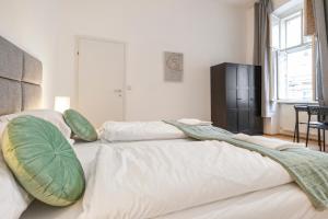 Amazing 2BR Shared Apt Only 7 Min to Wiener Stadthalle客房内的一张或多张床位
