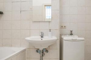 维也纳Amazing 2BR Shared Apt Only 7 Min to Wiener Stadthalle的带水槽和马桶的白色浴室