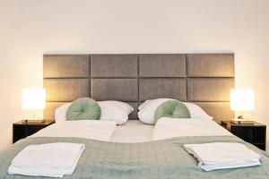 Amazing 2BR Shared Apt Only 7 Min to Wiener Stadthalle客房内的一张或多张床位
