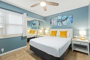 基黑Charming Tropical Kihei Gardens 2-Bed Suite - New的带床和吊扇的卧室