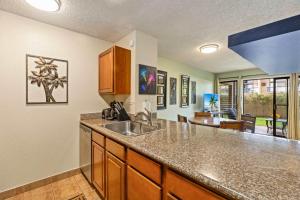 Charming Tropical Kihei Gardens 2-Bed Suite - New的厨房或小厨房