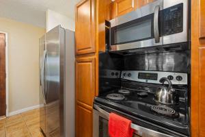 Charming Tropical Kihei Gardens 2-Bed Suite - New的厨房或小厨房