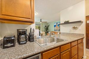 Charming Tropical Kihei Gardens 2-Bed Suite - New的厨房或小厨房