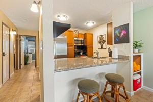 Charming Tropical Kihei Gardens 2-Bed Suite - New的厨房或小厨房