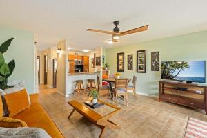 基黑Charming Tropical Kihei Gardens 2-Bed Suite - New的带沙发和桌子的客厅