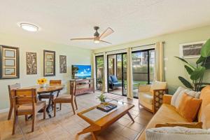 Charming Tropical Kihei Gardens 2-Bed Suite - New的休息区