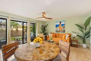 Charming Tropical Kihei Gardens 2-Bed Suite - New的休息区